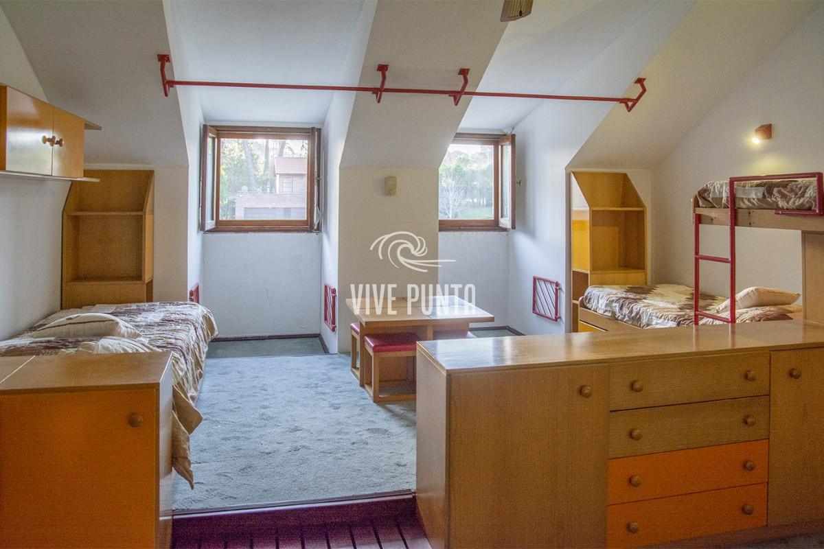 Casa ID.869 - Casa a la venta en playa mansa Punta Del Este, gran tamaño ubicada en zona privilegiada.