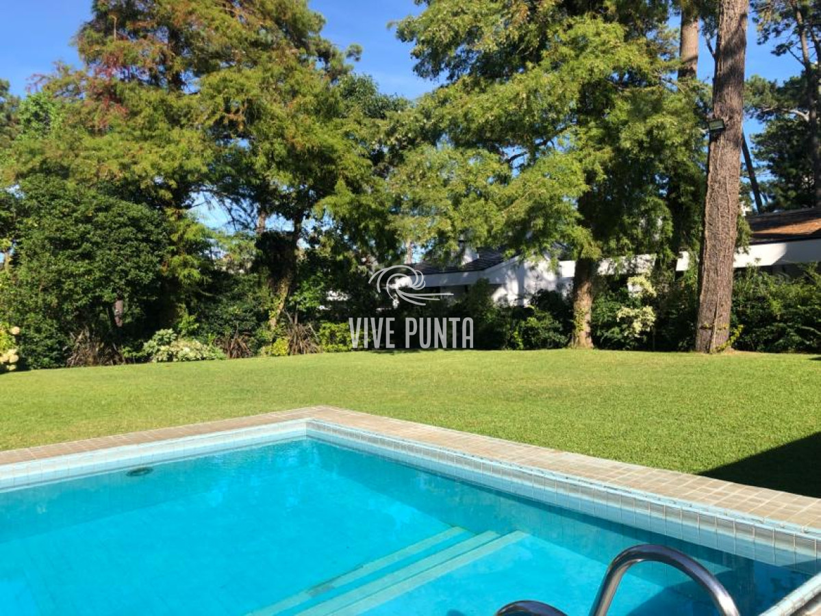 Casa ID.868 - Muy buena propiedad en venta, 5 dormitorios en barrio Cantegril, Punta del Este 