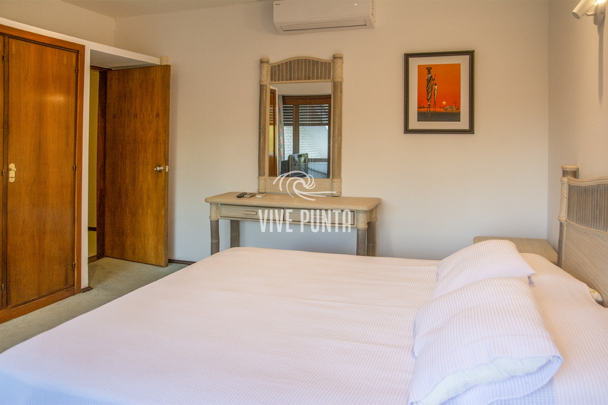 Casa ID.869 - Casa a la venta en playa mansa Punta Del Este, gran tamaño ubicada en zona privilegiada.