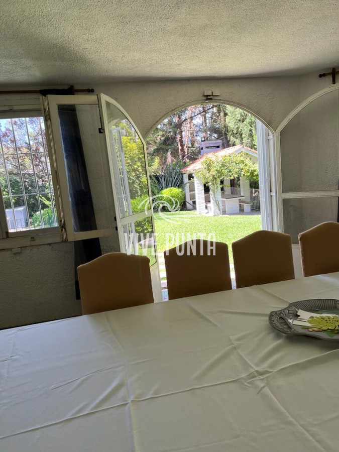 Casa ID.571 - Gran casa estilo tradicional de 4 dormitorios en venta en Playa Mansa