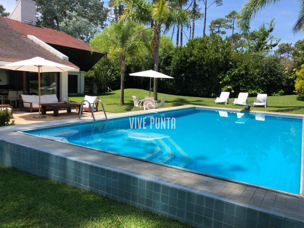 Casa ID.868 - Muy buena propiedad en venta, 5 dormitorios en barrio Cantegril, Punta del Este 