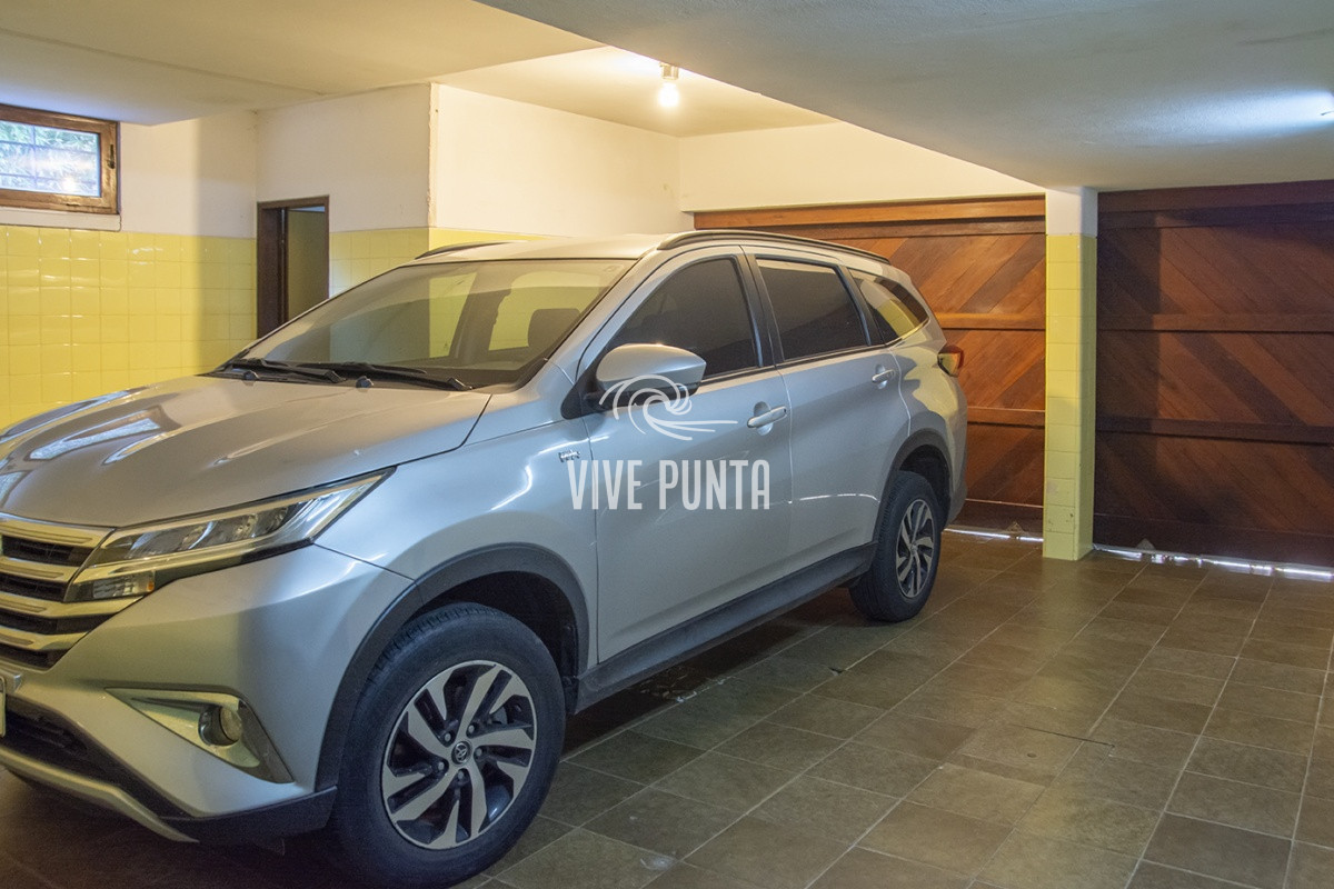 Casa ID.869 - Casa a la venta en playa mansa Punta Del Este, gran tamaño ubicada en zona privilegiada.
