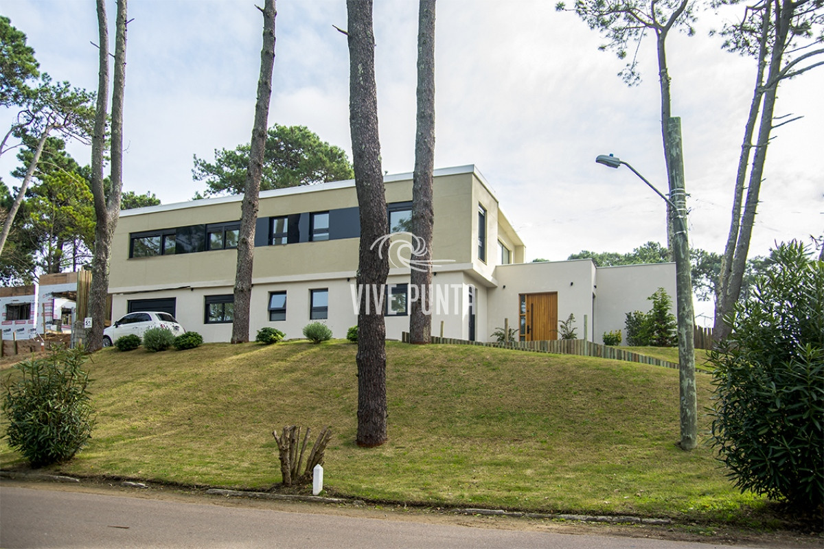 Casa ID.880 - Casa ideal de 4 dormitorios en suite en San Rafael Punta del Este.