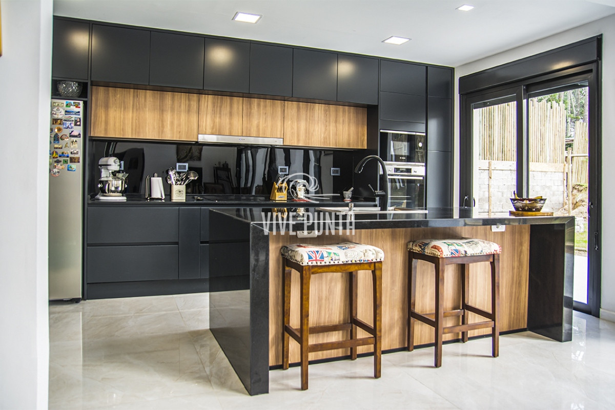 Casa ID.880 - Casa ideal de 4 dormitorios en suite en San Rafael Punta del Este.