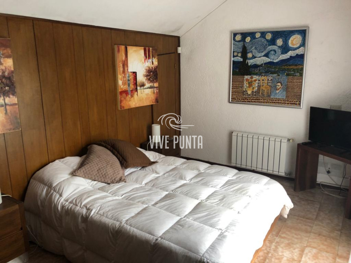 Casa ID.868 - Muy buena propiedad en venta, 5 dormitorios en barrio Cantegril, Punta del Este 