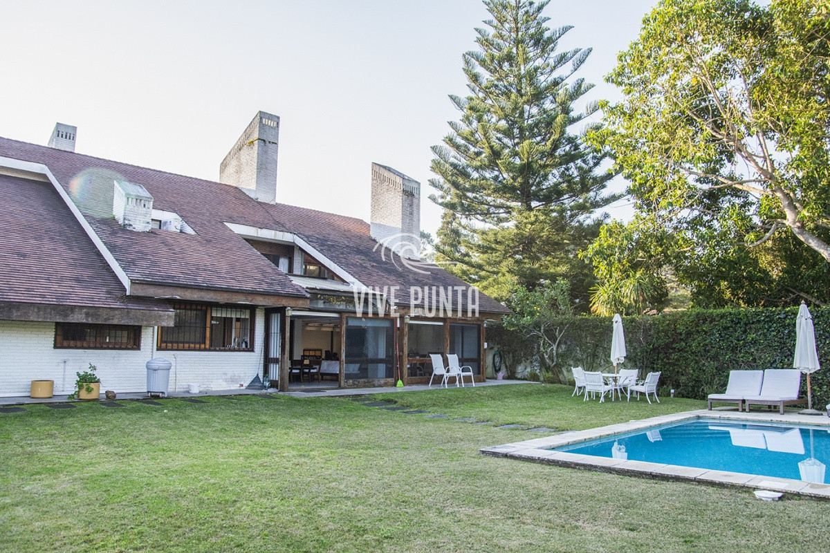 Casa ID.869 - Casa a la venta en playa mansa Punta Del Este, gran tamaño ubicada en zona privilegiada.