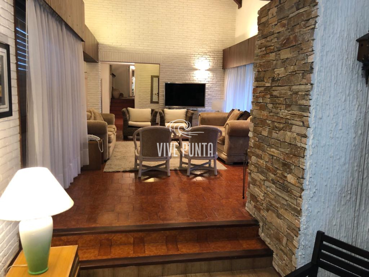 Casa ID.868 - Muy buena propiedad en venta, 5 dormitorios en barrio Cantegril, Punta del Este 