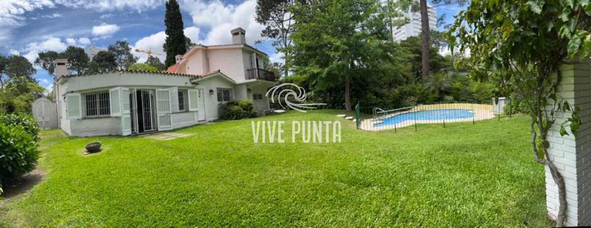 Casa ID.571 - Gran casa estilo tradicional de 4 dormitorios en venta en Playa Mansa