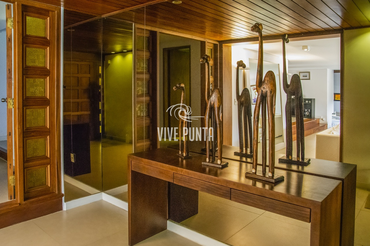 Casa ID.869 - Casa a la venta en playa mansa Punta Del Este, gran tamaño ubicada en zona privilegiada.