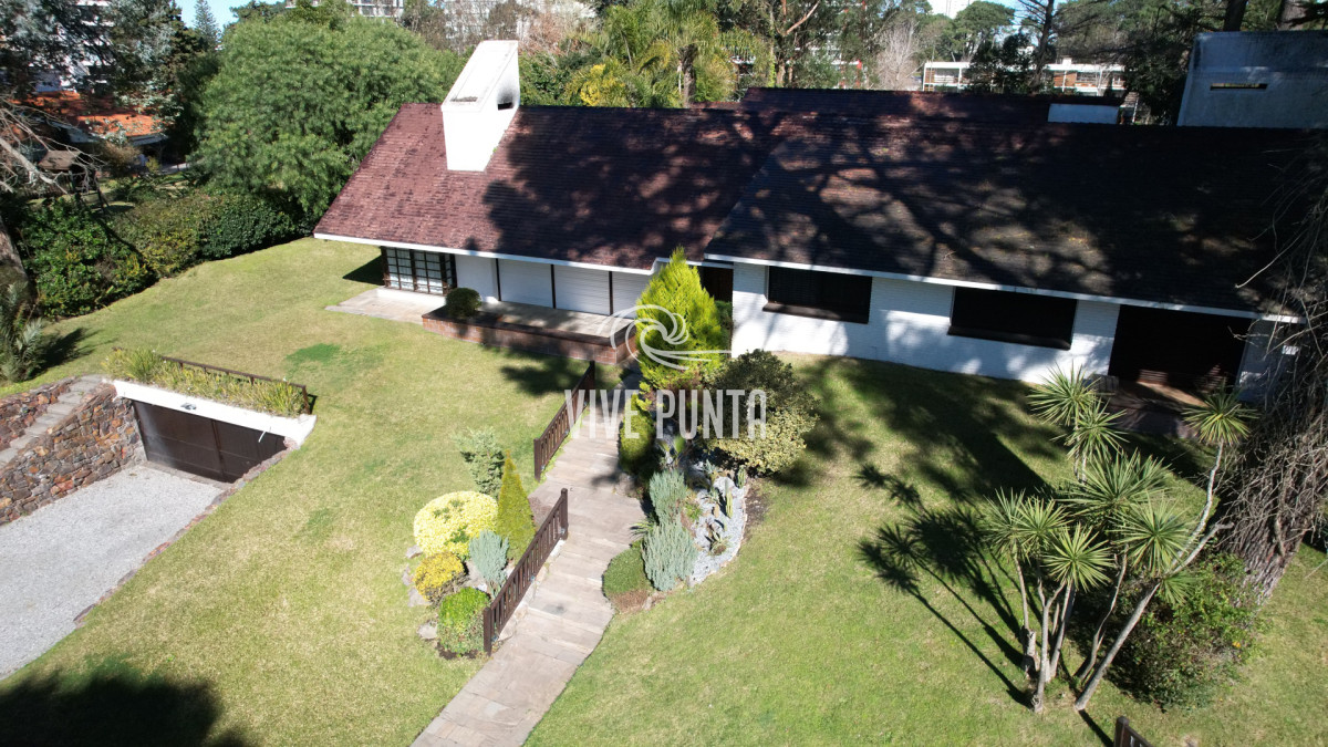 Casa ID.868 - Muy buena propiedad en venta, 5 dormitorios en barrio Cantegril, Punta del Este 