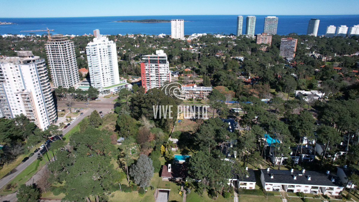 Casa ID.868 - Muy buena propiedad en venta, 5 dormitorios en barrio Cantegril, Punta del Este 