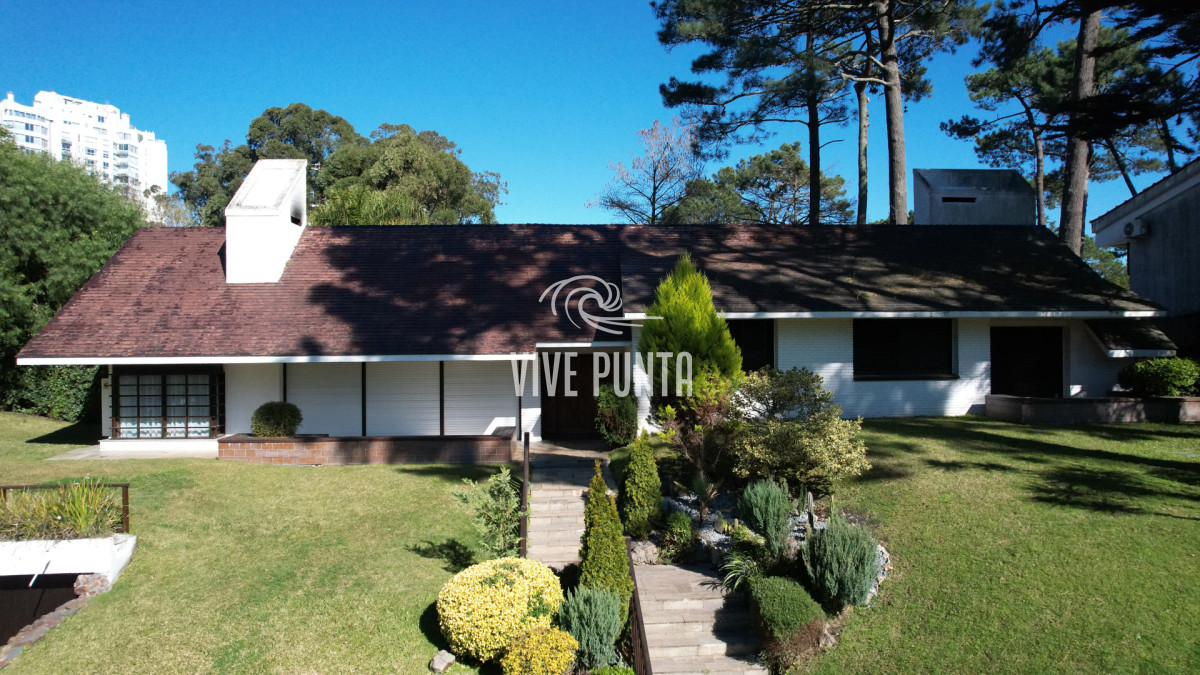 Casa ID.868 - Muy buena propiedad en venta, 5 dormitorios en barrio Cantegril, Punta del Este 