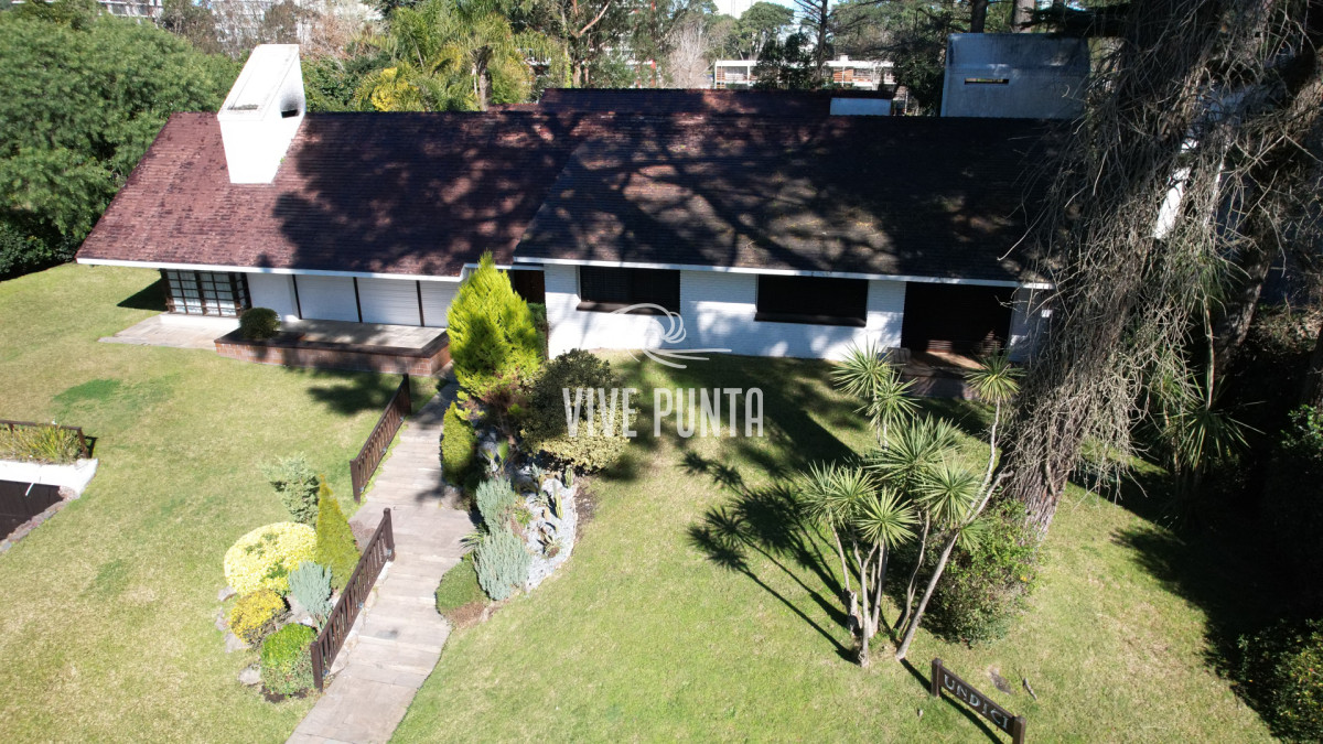 Casa ID.868 - Muy buena propiedad en venta, 5 dormitorios en barrio Cantegril, Punta del Este 