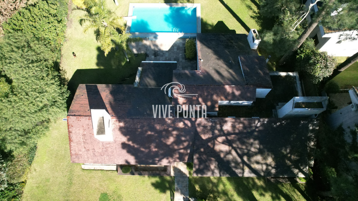 Casa ID.868 - Muy buena propiedad en venta, 5 dormitorios en barrio Cantegril, Punta del Este 