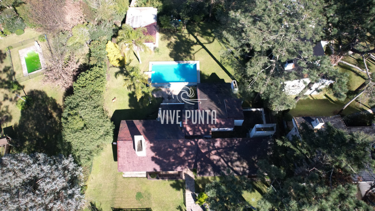 Casa ID.868 - Muy buena propiedad en venta, 5 dormitorios en barrio Cantegril, Punta del Este 