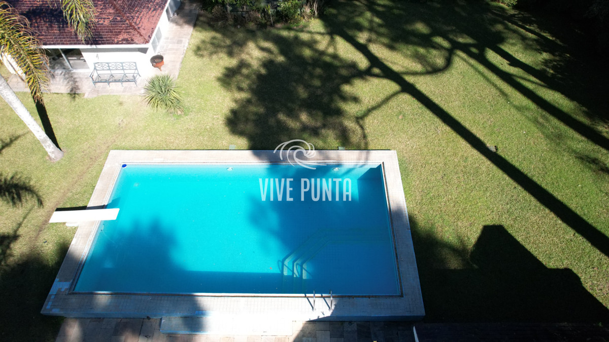Casa ID.868 - Muy buena propiedad en venta, 5 dormitorios en barrio Cantegril, Punta del Este 