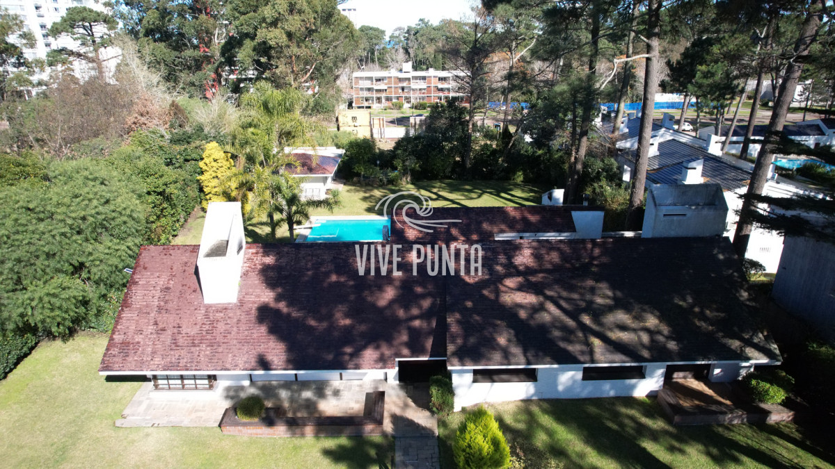 Casa ID.868 - Muy buena propiedad en venta, 5 dormitorios en barrio Cantegril, Punta del Este 