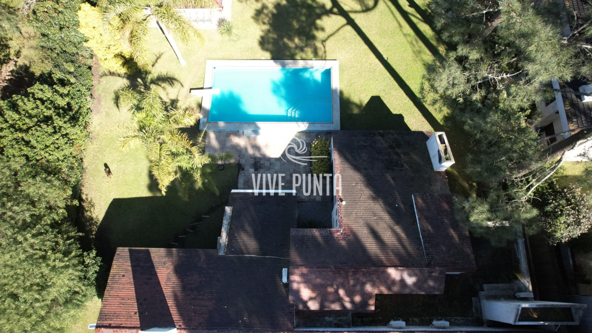 Casa ID.868 - Muy buena propiedad en venta, 5 dormitorios en barrio Cantegril, Punta del Este 