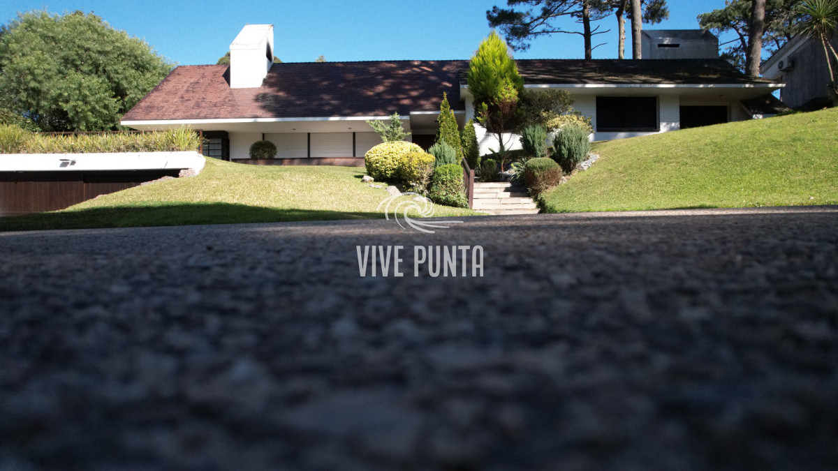Casa ID.868 - Muy buena propiedad en venta, 5 dormitorios en barrio Cantegril, Punta del Este 