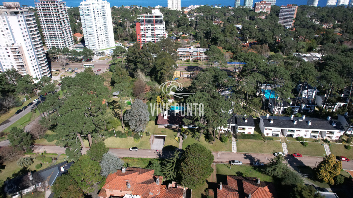 Casa ID.868 - Muy buena propiedad en venta, 5 dormitorios en barrio Cantegril, Punta del Este 