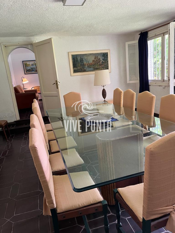 Casa ID.571 - Gran casa estilo tradicional de 4 dormitorios en venta en Playa Mansa