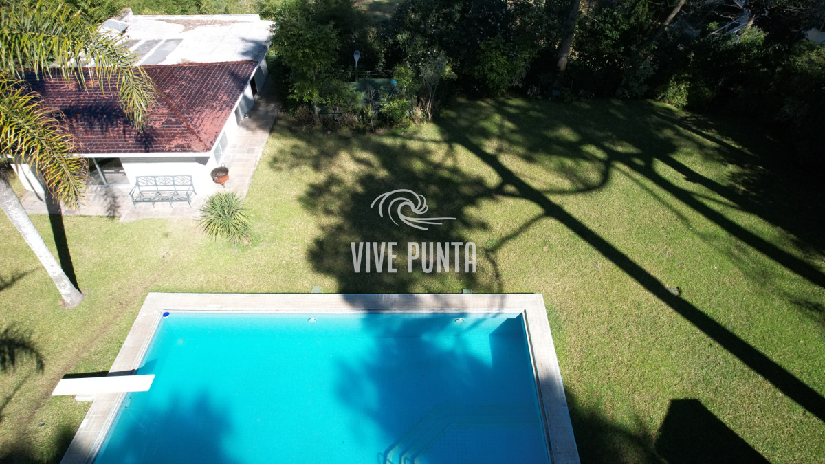 Casa ID.868 - Muy buena propiedad en venta, 5 dormitorios en barrio Cantegril, Punta del Este 