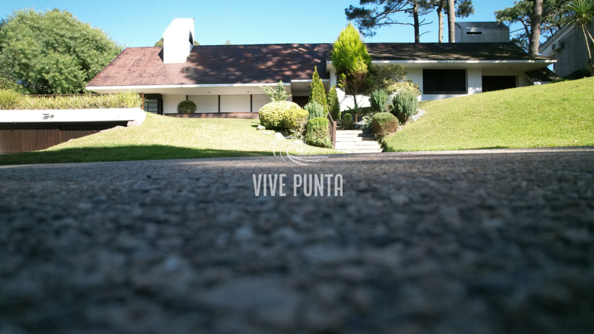 Casa ID.868 - Muy buena propiedad en venta, 5 dormitorios en barrio Cantegril, Punta del Este 