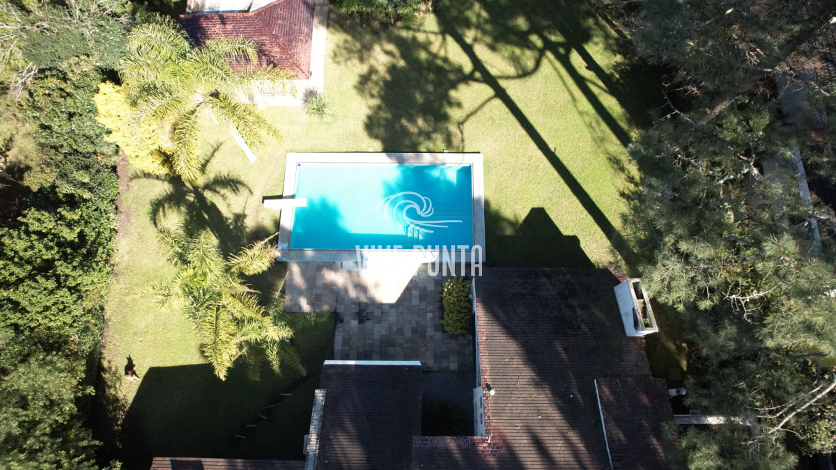 Casa ID.868 - Muy buena propiedad en venta, 5 dormitorios en barrio Cantegril, Punta del Este 