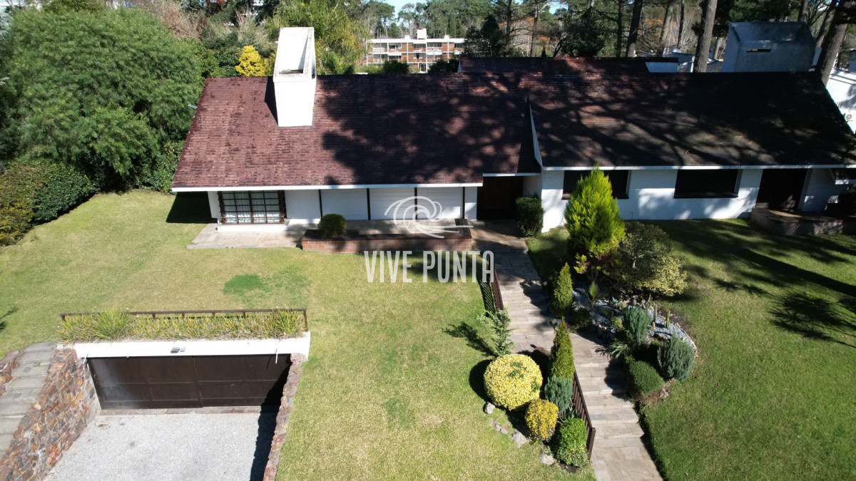 Casa ID.868 - Muy buena propiedad en venta, 5 dormitorios en barrio Cantegril, Punta del Este 