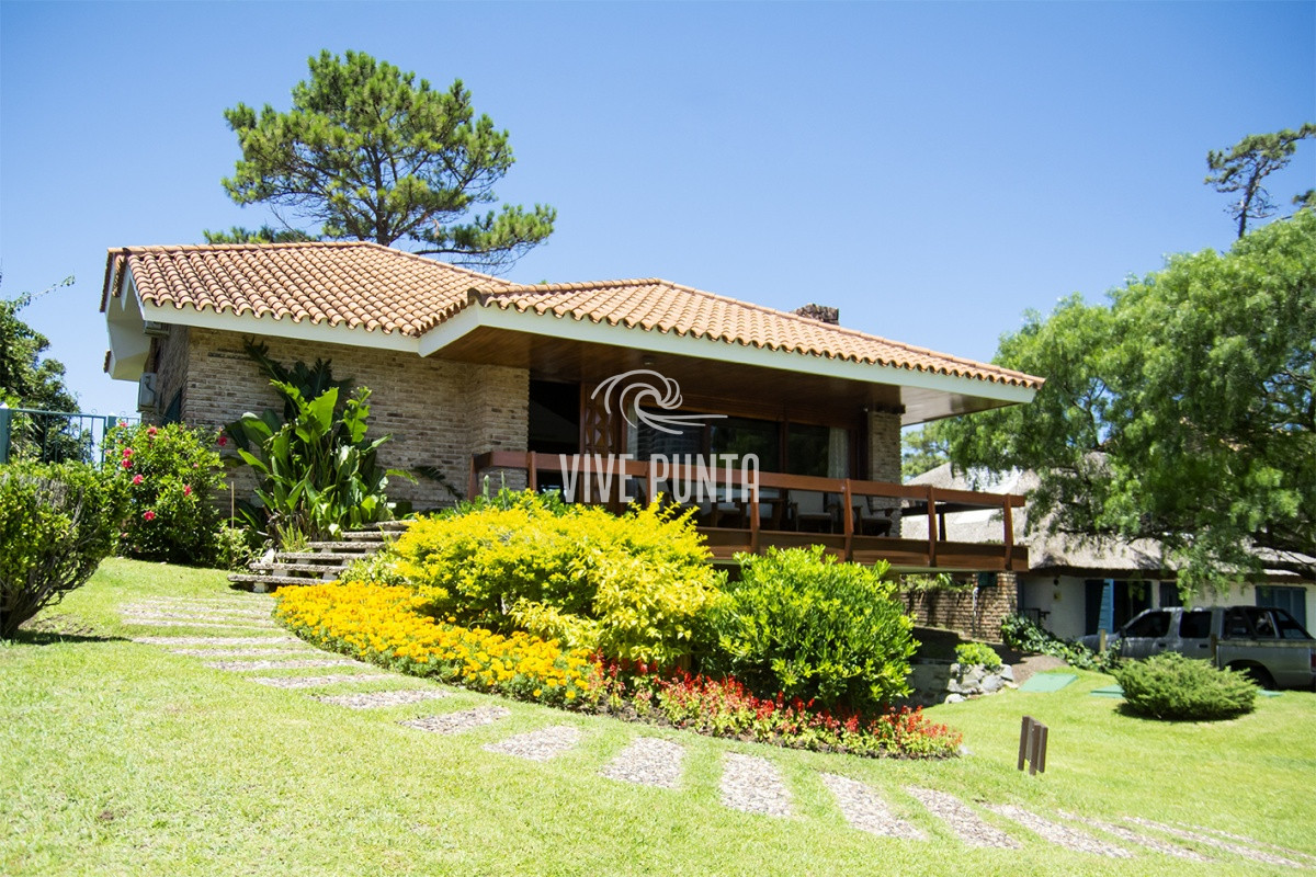 Casa ID.870 - Hermosa casa en venta a pocos metros del mar.