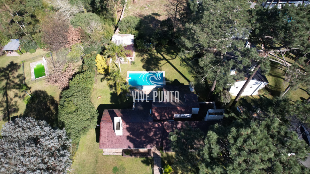 Casa ID.868 - Muy buena propiedad en venta, 5 dormitorios en barrio Cantegril, Punta del Este 