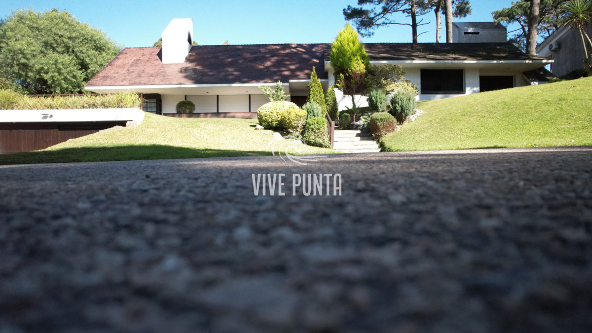 Casa ID.868 - Muy buena propiedad en venta, 5 dormitorios en barrio Cantegril, Punta del Este 