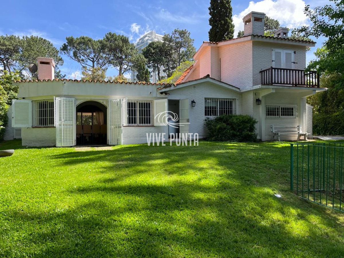 Casa ID.571 - Gran casa estilo tradicional de 4 dormitorios en venta en Playa Mansa