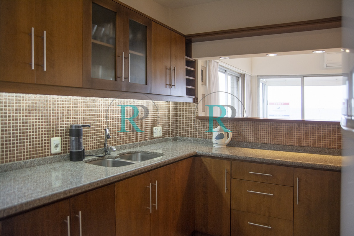 Apartamento ID.1211 - Departamento de 3 dormitorio con parrillero en venta , ultimo piso frente al mar, Punta del Este