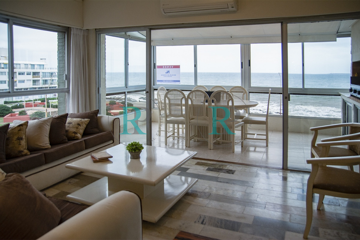 Apartamento ID.1211 - Departamento de 3 dormitorio con parrillero en venta , ultimo piso frente al mar, Punta del Este