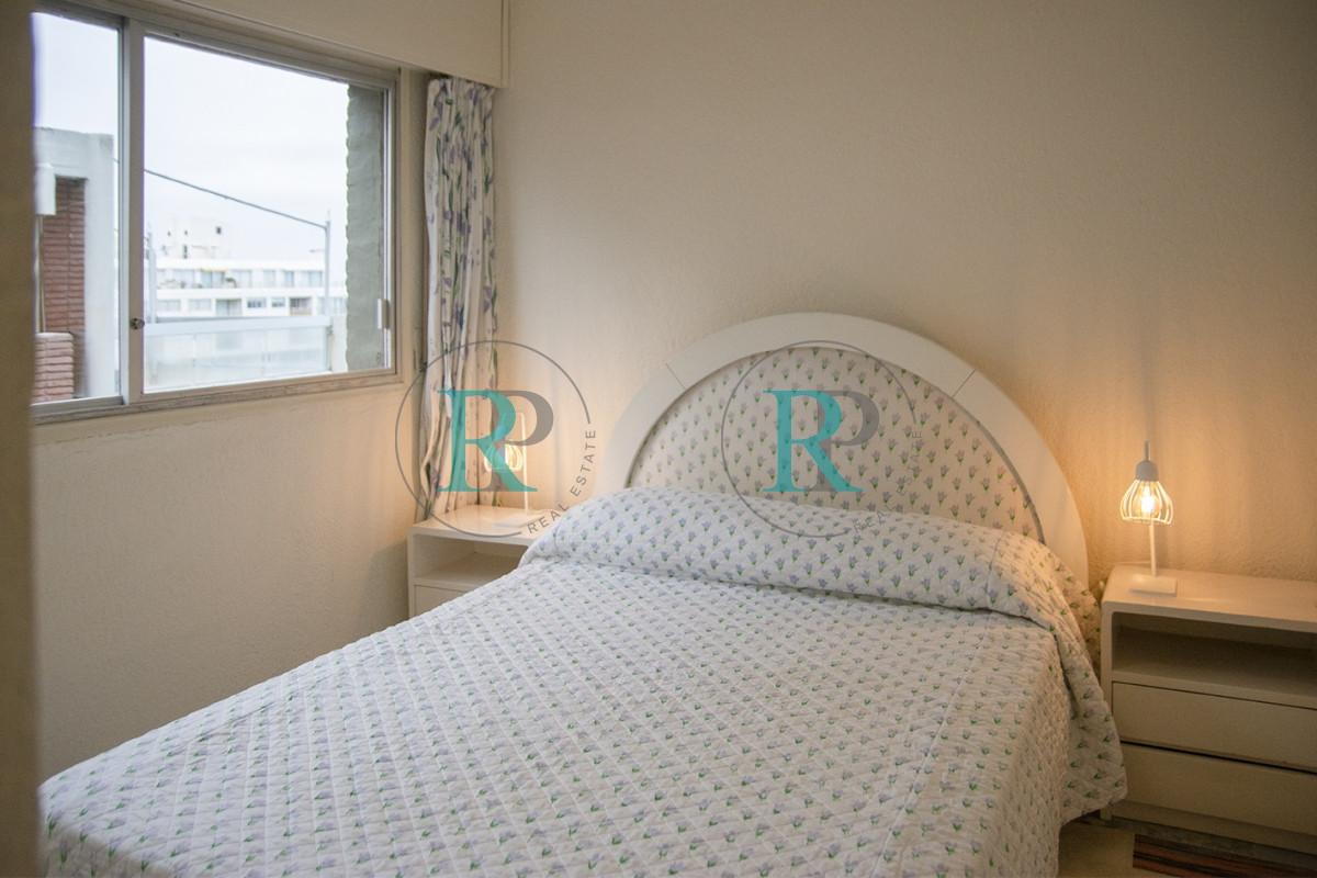 Apartamento ID.1211 - Departamento de 3 dormitorio con parrillero en venta , ultimo piso frente al mar, Punta del Este