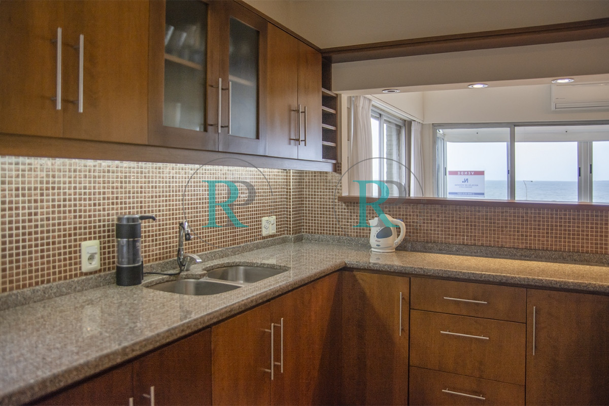 Apartamento ID.1211 - Departamento de 3 dormitorio con parrillero en venta , ultimo piso frente al mar, Punta del Este