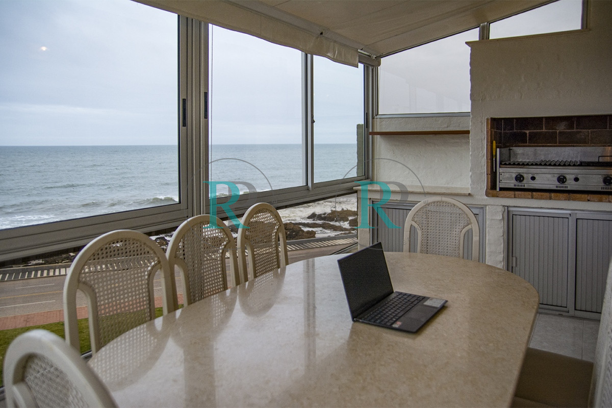 Apartamento ID.1211 - Departamento de 3 dormitorio con parrillero en venta , ultimo piso frente al mar, Punta del Este