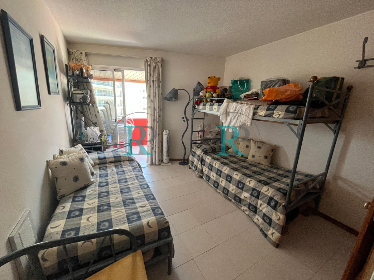 Apartamento ID.1587 - Oportunidad. Vende apartamento de 2 dormitorios con amplia planta en Punta del Este