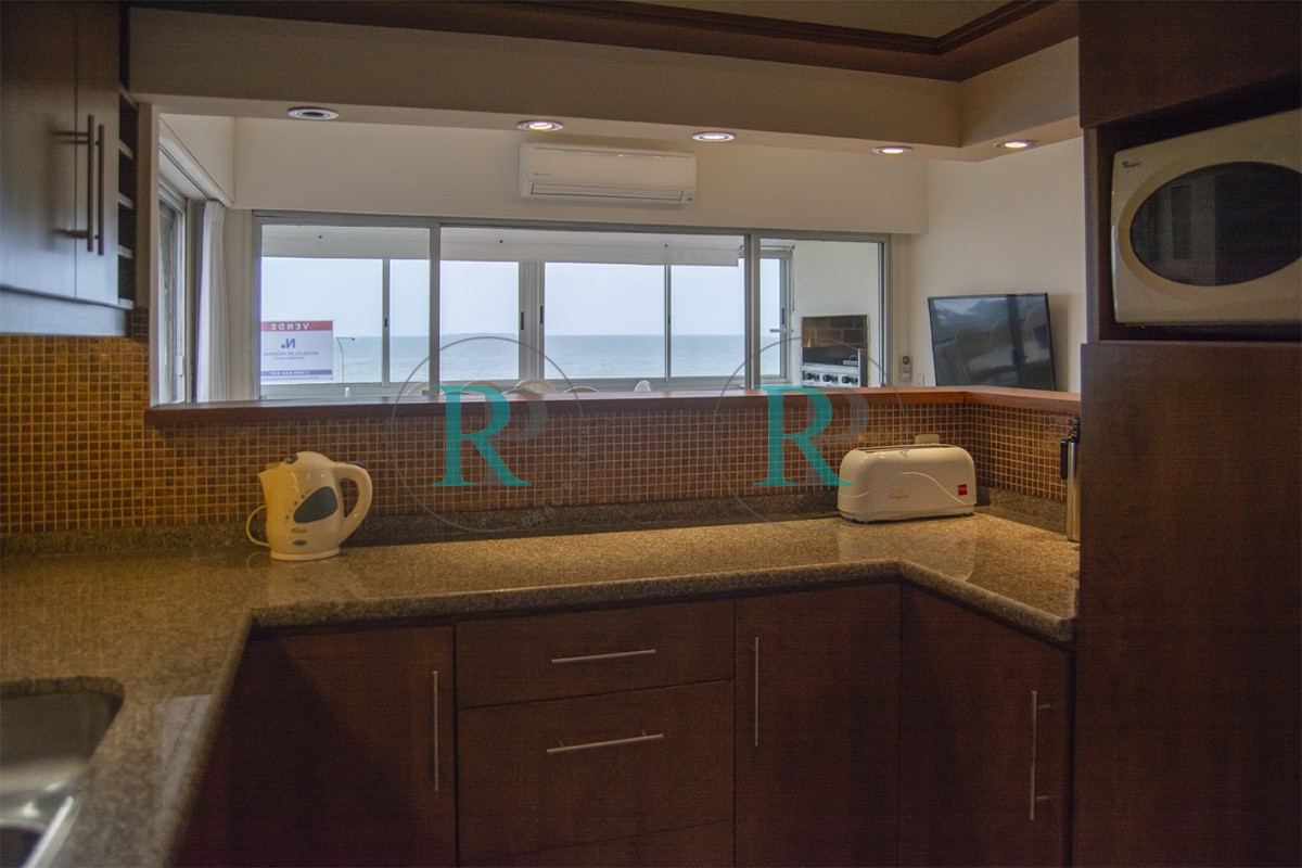 Apartamento ID.1211 - Departamento de 3 dormitorio con parrillero en venta , ultimo piso frente al mar, Punta del Este