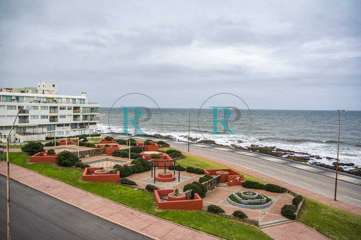Apartamento ID.1211 - Departamento de 3 dormitorio con parrillero en venta , ultimo piso frente al mar, Punta del Este