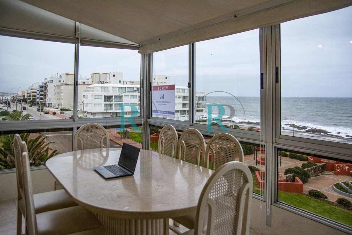 Apartamento ID.1211 - Departamento de 3 dormitorio con parrillero en venta , ultimo piso frente al mar, Punta del Este