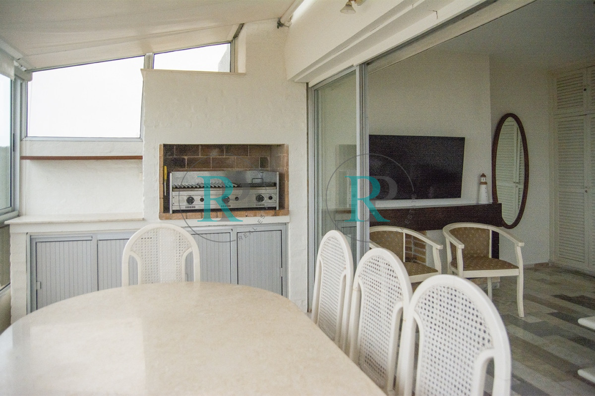 Apartamento ID.1211 - Departamento de 3 dormitorio con parrillero en venta , ultimo piso frente al mar, Punta del Este