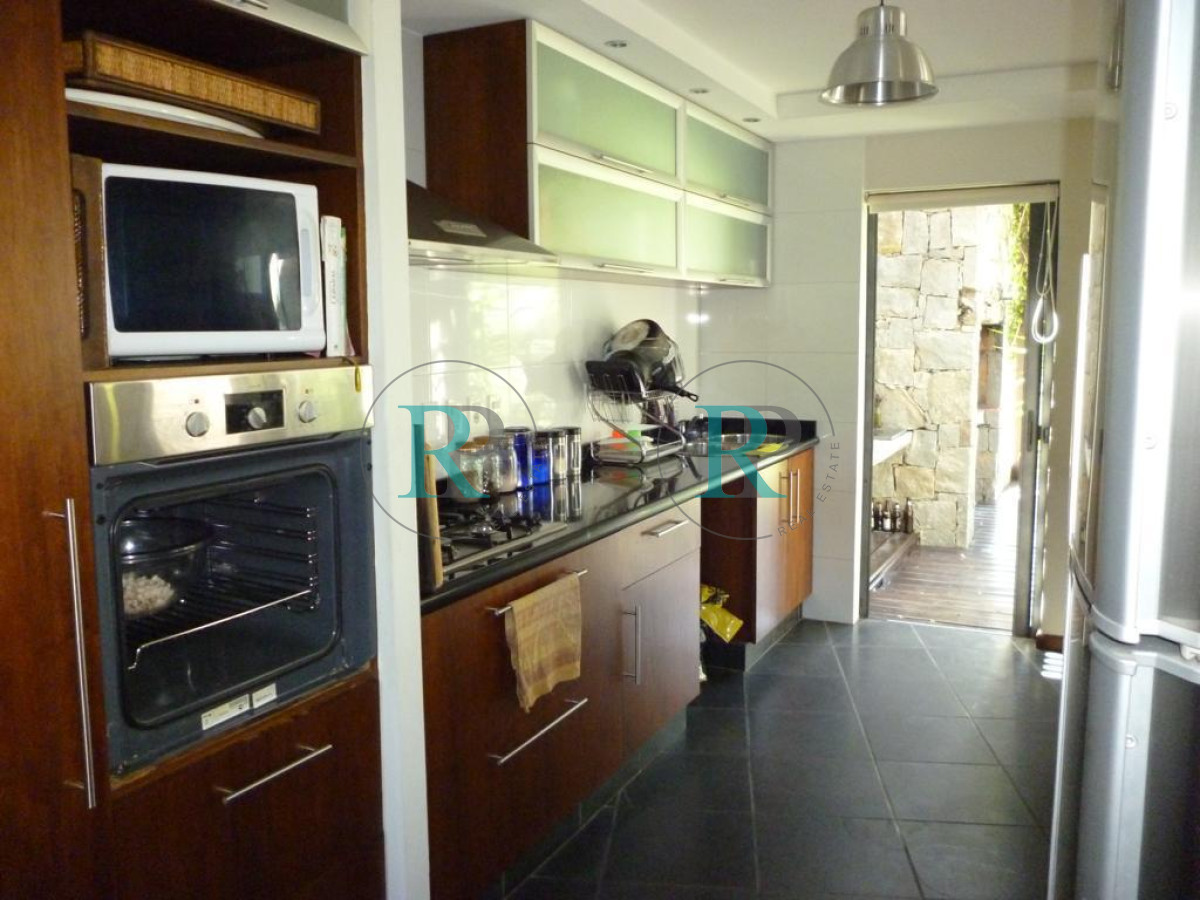 Casa ID.1131 - Hermosa casa de 4 dormitorios en agradable entorno.