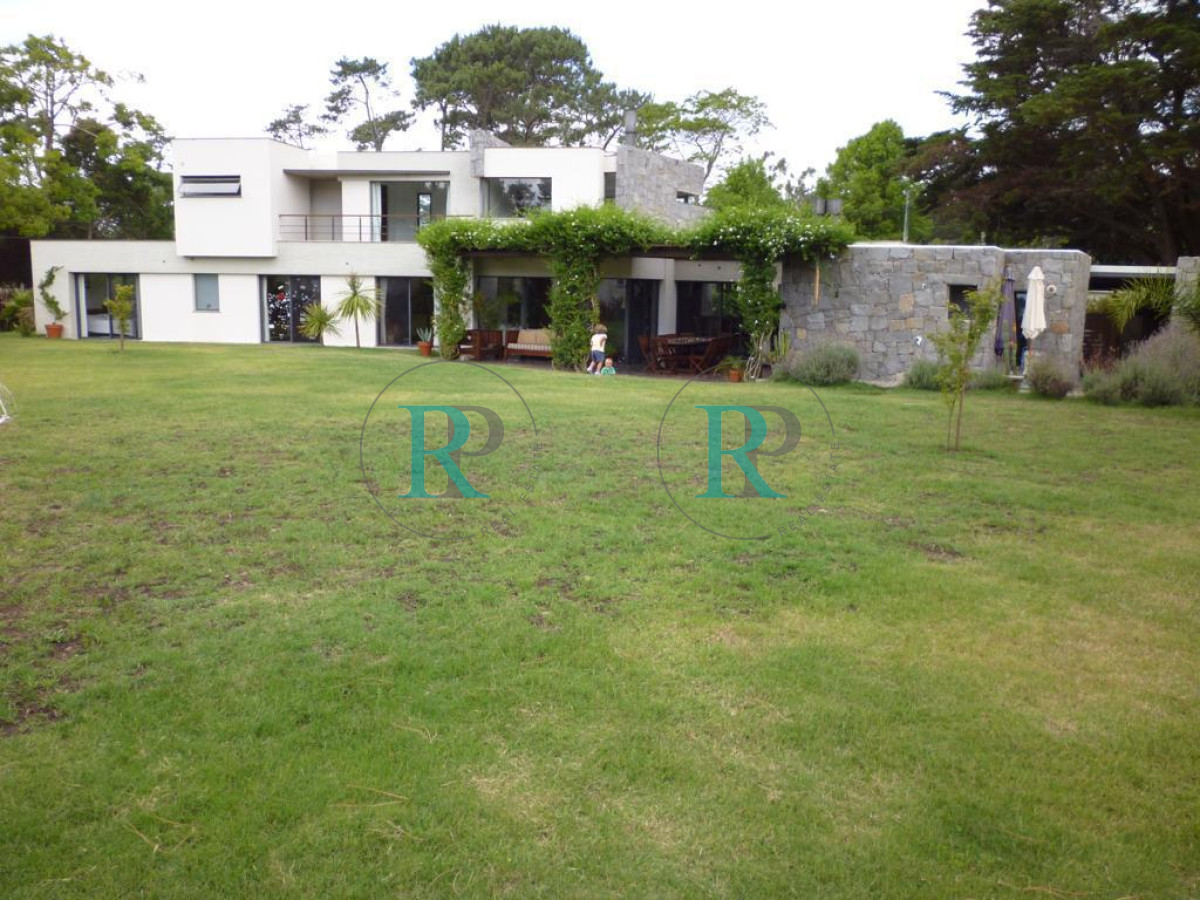 Casa ID.1131 - Hermosa casa de 4 dormitorios en agradable entorno.