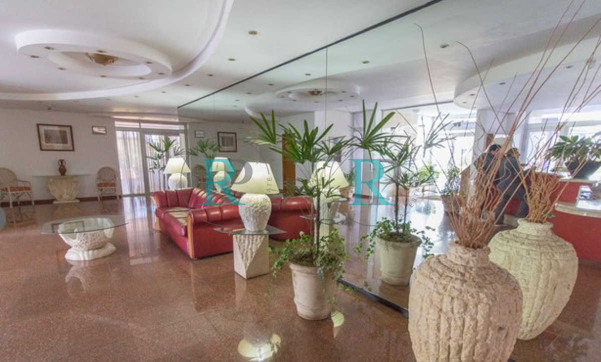 Apartamento ID.1587 - Oportunidad. Vende apartamento de 2 dormitorios con amplia planta en Punta del Este