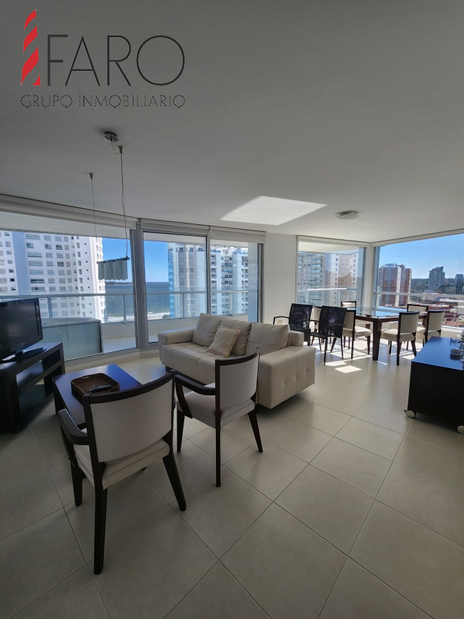 Vende apartamento de 3 dormitorios en Mansa- Punta del Este, con excelente vista. - FAR42677A