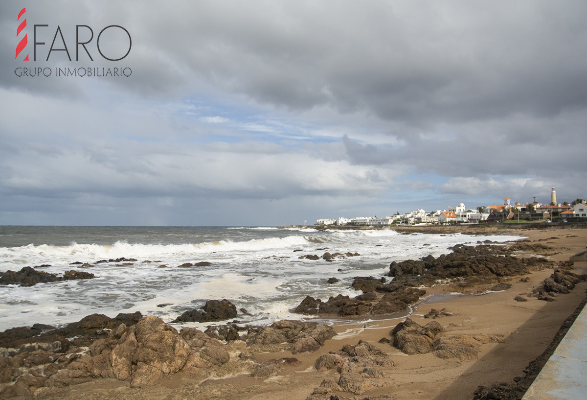 Vende apartamento. Edificio Bonaire. 3 dormitorios con servicios. Brava, Peninsula, Punta del Este - FAR40069A