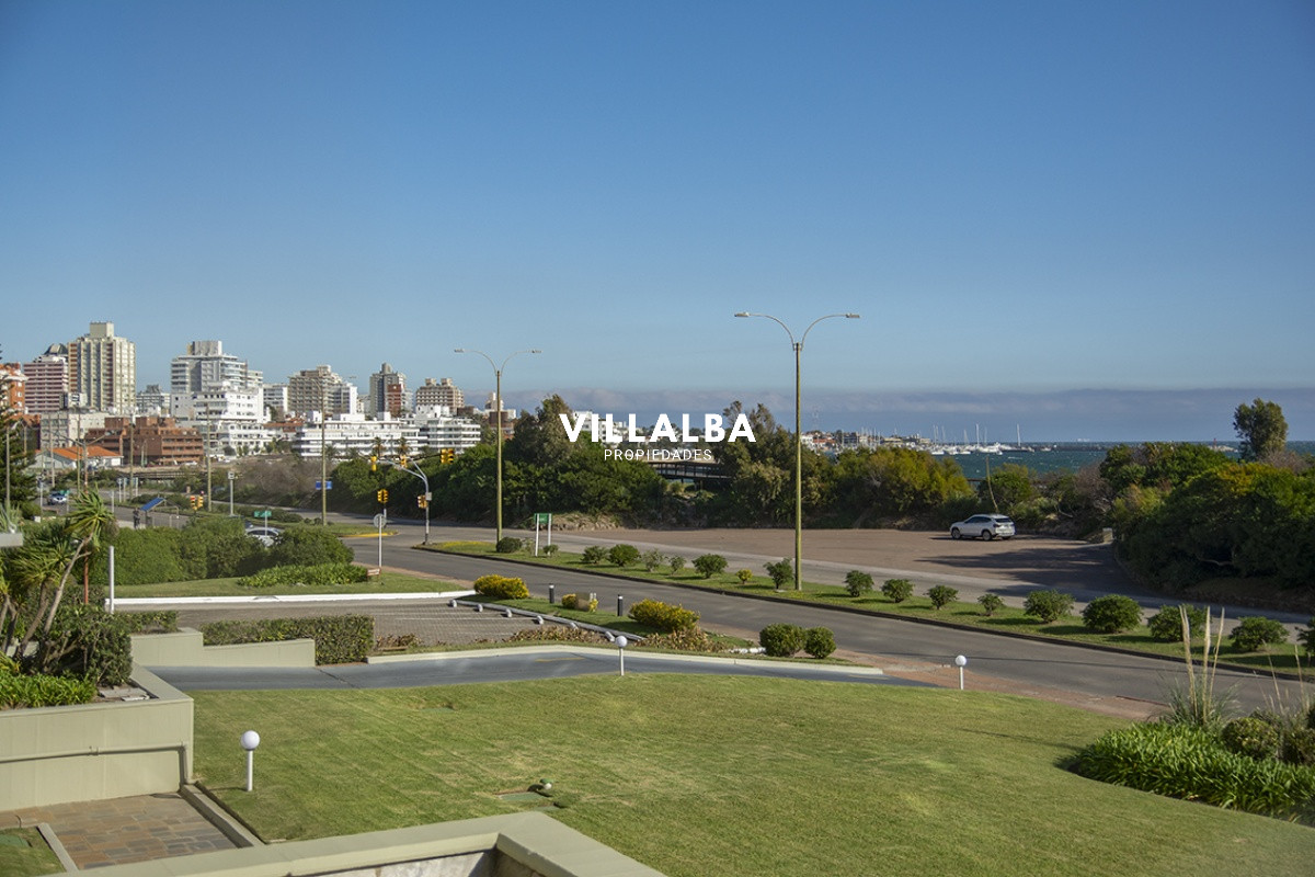 Apartamento ID.2482 - Hermoso Departamento de 3 dormitorios en venta frente al mar. 