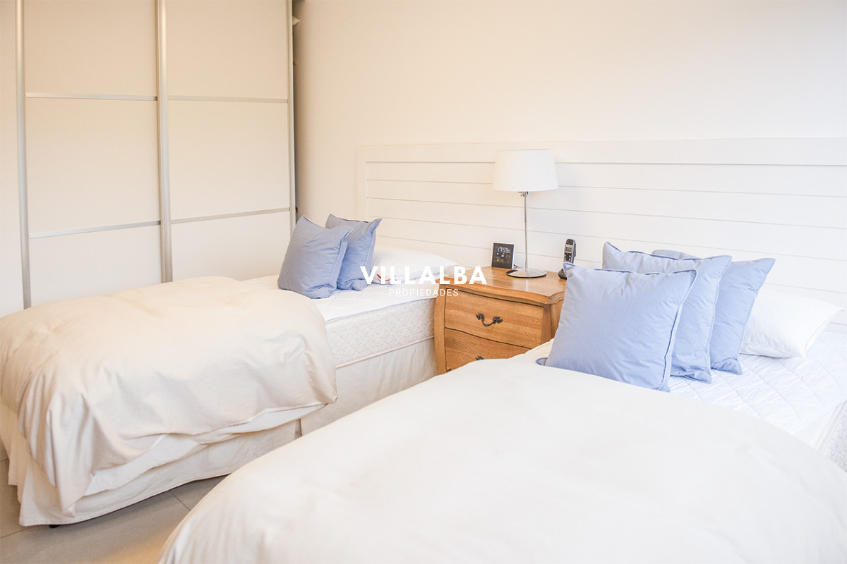 Apartamento ID.2369 - Hermoso Departamento en venta frente a Playa Brava, 3 dorm + dep. Marigot Brava
